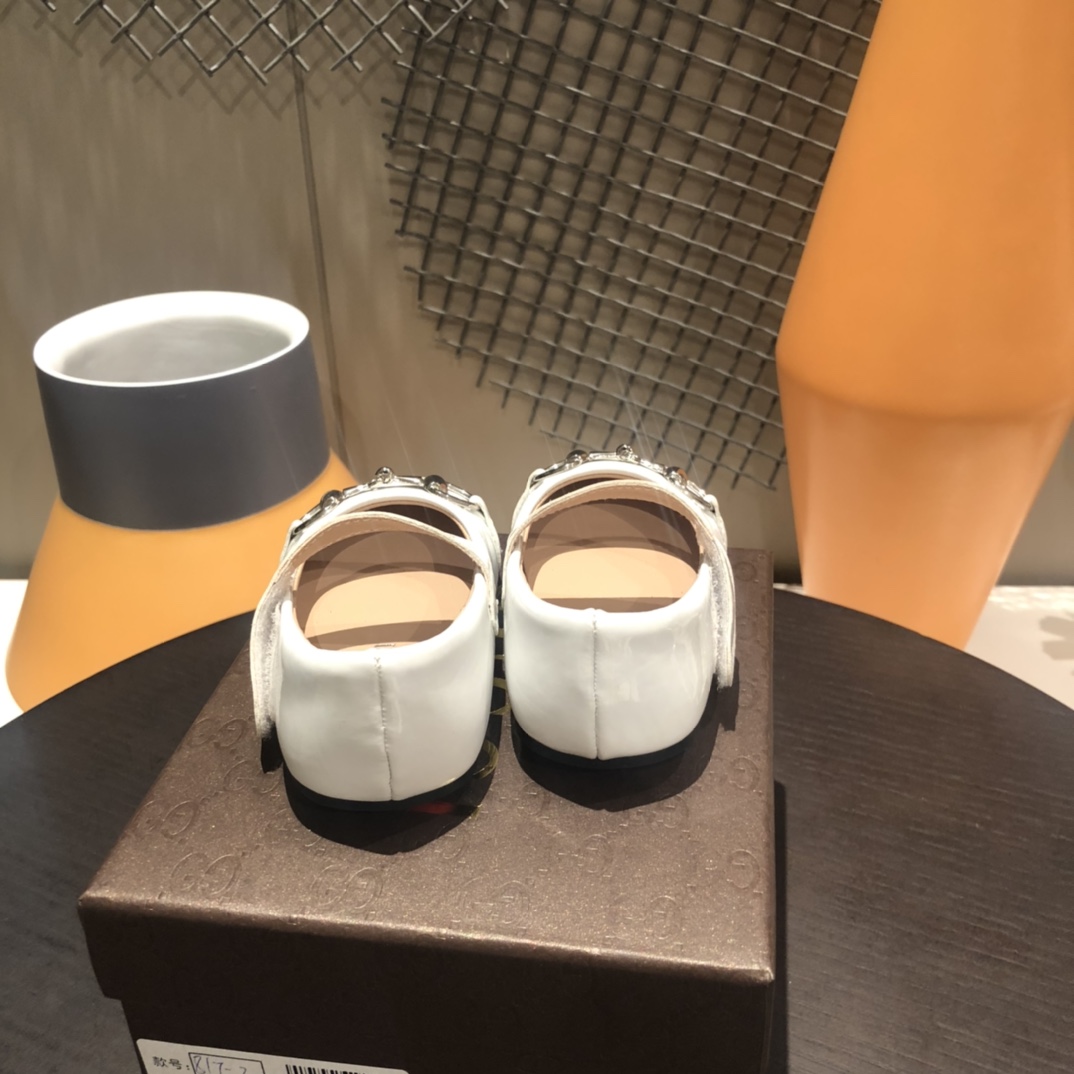Children's shoes child